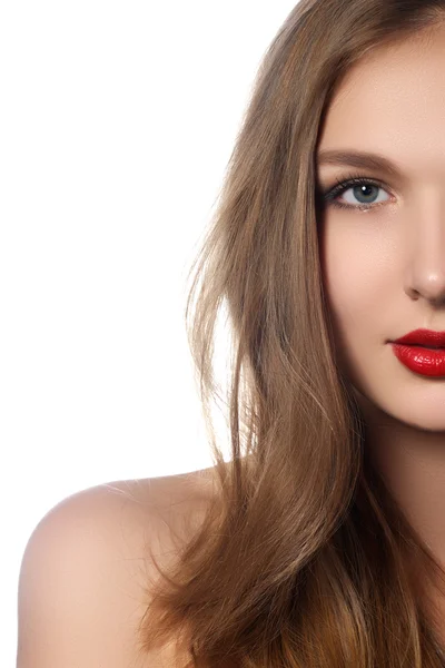 Retrato de menina modelo de moda com cabelo longo soprando. Glamour mulher bonita com cabelo castanho saudável e beleza. Cosméticos de cabelo, cuidado do cabelo. Cuidados com o cabelo, extensões . — Fotografia de Stock