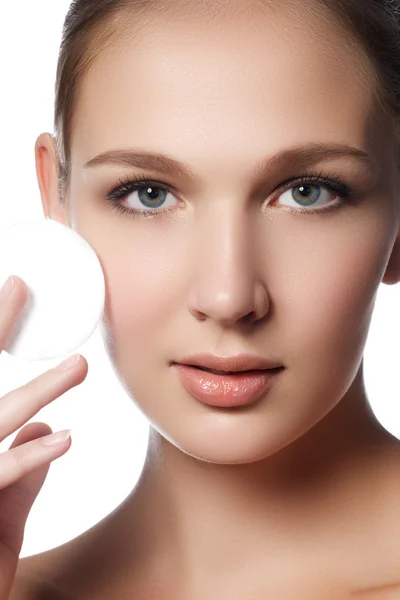 Happy european woman with cotton pad, isolated on white background. Beauty fresh girl cleaning face with cotton swab. Beautiful young woman cleaning her face with cotton — Φωτογραφία Αρχείου