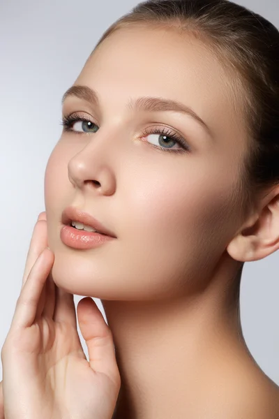 Mujer del spa. Cara de belleza natural. Hermosa chica tocándose la cara. Piel perfecta. Cuidado de la piel. Piel joven. Uñas cuidadas. Cosméticos y maquillaje — Foto de Stock