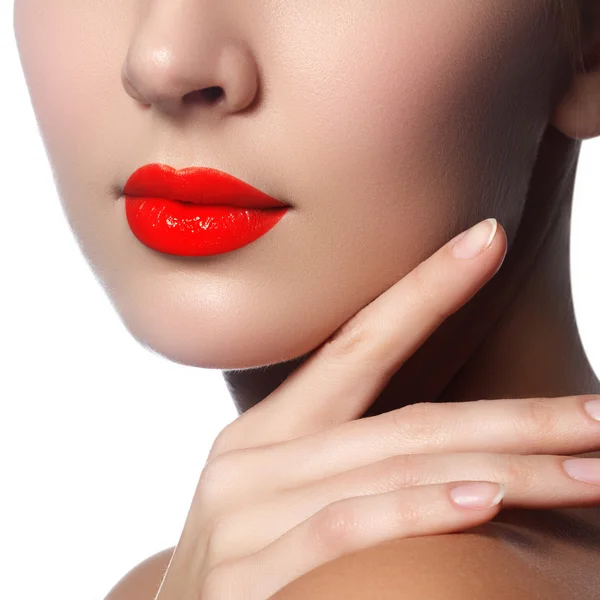 Primer plano de labios de mujer con lápiz labial rojo brillante. Maquillaje de labios rojos glamour, piel de pureza. Estilo de belleza retro. Hermosa chica modelo con maquillaje de belleza, labios rojos, piel fresca perfecta. Concepto de cuidado de la piel y la juventud —  Fotos de Stock