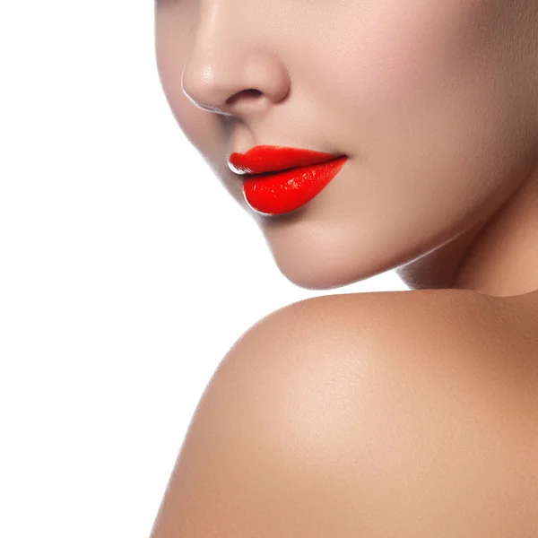 Gros plan sur les lèvres de la femme avec du rouge à lèvres rouge brillant. Maquillage des lèvres rouge glamour, peau pure. Style beauté rétro. Belle fille modèle avec maquillage beauté, lèvres rouges, peau fraîche parfaite. Concept de soins pour les jeunes et la peau — Photo