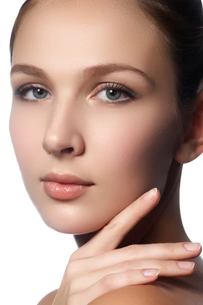 Mujer del spa. Cara de belleza natural. Hermosa chica tocándose la cara. Piel perfecta. Cuidado de la piel. Piel joven. Uñas cuidadas. Cosméticos y maquillaje — Foto de Stock