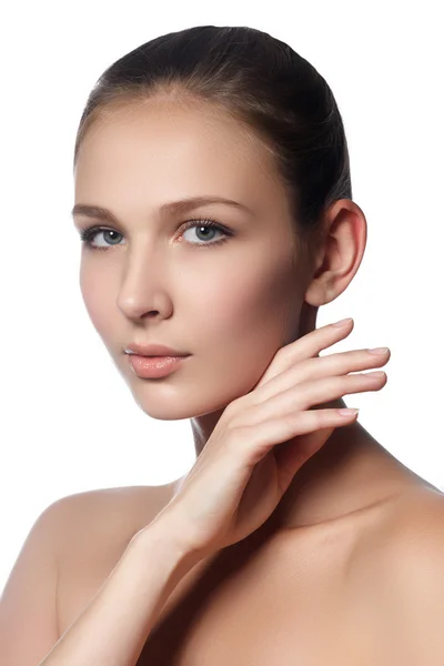 Mujer del spa. Cara de belleza natural. Hermosa chica tocándose la cara. Piel perfecta. Cuidado de la piel. Piel joven. Uñas cuidadas. Cosméticos y maquillaje — Foto de Stock