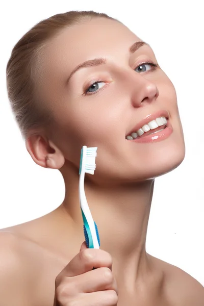 Belle femme avec brosse à dents. Une formation en soins dentaires. Gros plan sur une jeune femme montrant une brosse à dents. Belle jeune femme tenant une brosse à dents à la main — Photo