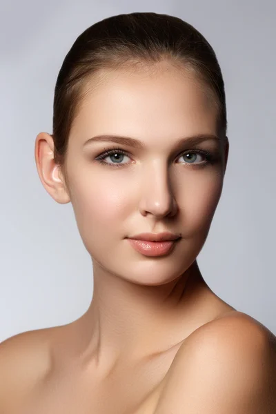 Ritratto glamour di bella modella donna con trucco fresco quotidiano. Evidenziatore lucente di moda su pelle, trucco di labbra lucente sexy e sopracciglia perfette. Bellezza naturale — Foto Stock