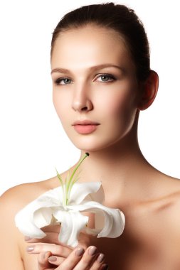 Lily eller - beyaz arka plan üzerinde olan güzel kadın güzel yüzün. Güzellik yüz çiçek ile genç kadın. Güzellik tedavi kavramı