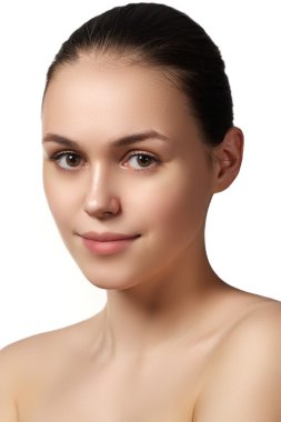 Güzel kadın portresi. Temiz ciltli kaplıca mankeni kız. Kameraya bakıp gülümseyen bir kadın. Gençlik ve cilt bakımı konsepti. Güzellik ve sağlık.