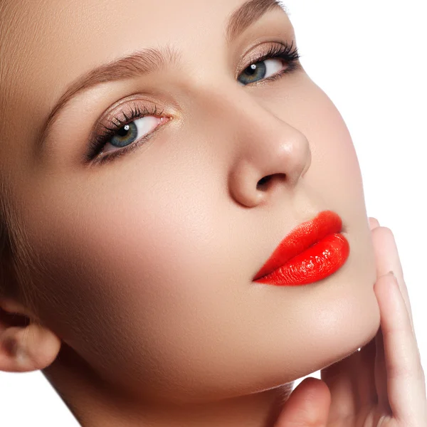 Retrato de cerca de la hermosa cara de pureza de la mujer con maquillaje de labios de color rojo brillante. Lindo modelo con piel limpia y brillante — Foto de Stock