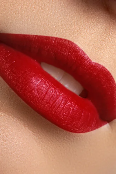 Primer plano de los labios de la mujer con maquillaje brillante rojo de moda. Maquillaje Macro sangriento brillo de labios — Foto de Stock