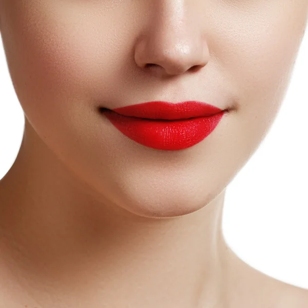 Lábios sexy. Beleza detalhes maquiagem lábios vermelhos. Belo close de maquilhagem. Boca sensual. Batom e batom. Beleza modelo mulher rosto close-up — Fotografia de Stock