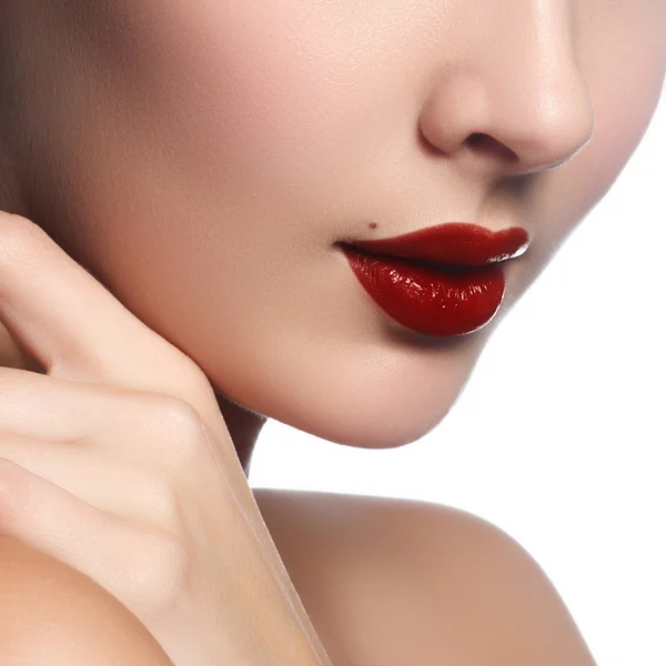 Gros plan sur les lèvres de la femme avec un maquillage brillant rouge foncé. Macro maquillage cerise rouge à lèvres. Baiser sexy — Photo