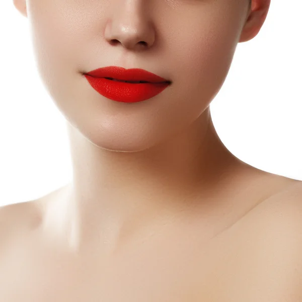 Labios sexy. Belleza labios rojos detalle maquillaje. Hermoso primer plano de maquillaje. Boca sensual. Lápiz labial y brillo de labios. Belleza modelo cara de mujer primer plano —  Fotos de Stock