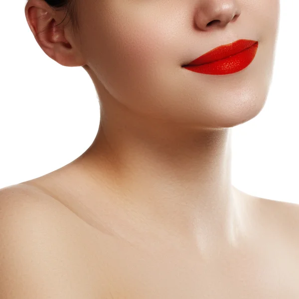 Primer plano de los labios de la mujer con maquillaje rojo de moda brillante. Maquillaje de pintalabios macro sangriento — Foto de Stock