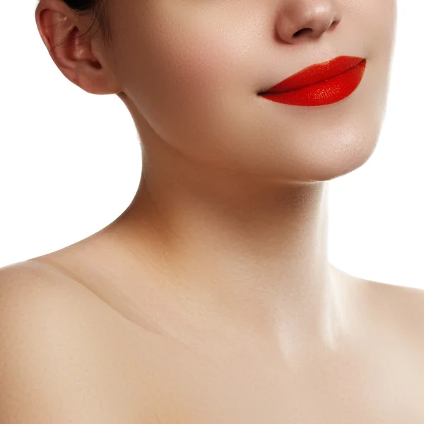 Nahaufnahme der Lippen der Frau mit leuchtend rotem Make-up. Makro blutiges Lippenstift-Make-up — Stockfoto