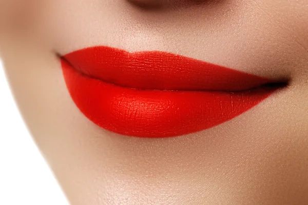 Labbra sexy. Bellezza labbra rosse trucco dettaglio. Bellissimo primo piano per il trucco. Modello di bellezza Primo piano del viso della donna. Bellezza e cosmesi — Foto Stock