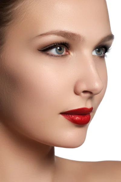 Портрет елегантної жінки з червоними губами. Красива молода модель з червоними губами. Сексуальна жінка модель з яскраво-червоним макіяжем губ і здоровою блискучою шкірою. Вечірній гламурний стиль, модний макіяж — стокове фото
