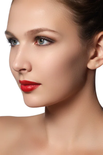 Portrait of elegant woman with red lips. Beautiful young model with red lips. Sexy woman model with bright red lips makeup, and healthy shiny skin. Evening glamour style, fashion make-up — Φωτογραφία Αρχείου