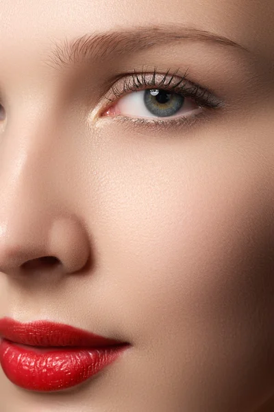 Potret wanita elegan dengan bibir merah. Model muda yang cantik dengan bibir merah. Model wanita seksi dengan bibir merah cerah, dan kulit mengkilap yang sehat. Evening glamour style, fashion make-up — Stok Foto