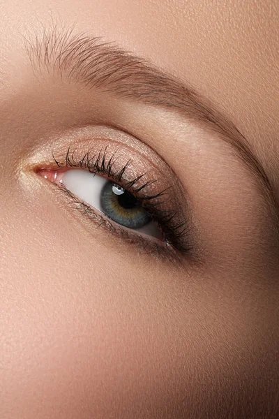 아이 메이크업. 아름 다운 눈 화장입니다. 휴가 메이크업 세부. 긴 속눈썹입니다. 연기가 자욱한 눈 스타일에서 여성 눈 화장의 근접 촬영 — 스톡 사진