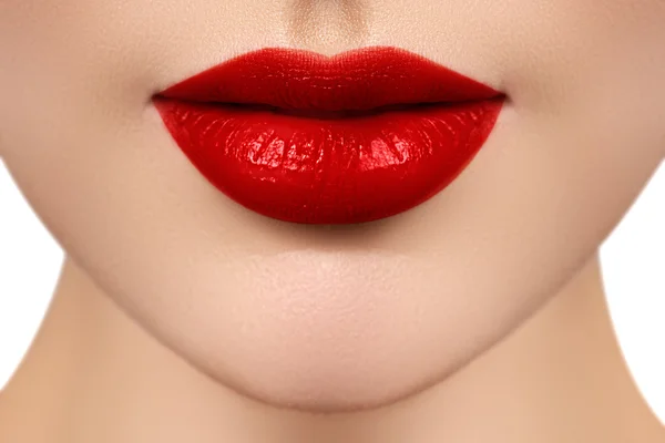 Labbra sexy. Bellezza labbra rosse trucco dettaglio. Bellissimo primo piano per il trucco. Bocca sensuale. Rossetto e rossetto. Modello di bellezza viso di donna primo piano — Foto Stock