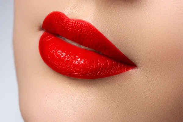 Labbra sexy. Bellezza labbra rosse trucco dettaglio. Bellissimo primo piano per il trucco. Bocca sensuale. Rossetto e rossetto. Modello di bellezza viso di donna primo piano — Foto Stock