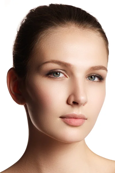 Maquillaje y cosméticos. Retrato de primer plano de hermosa cara modelo mujer con la piel limpia sobre fondo blanco. Belleza natural del cuidado de la piel, piel suave y limpia. Tratamiento de spa —  Fotos de Stock