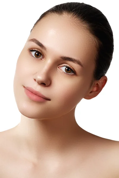 Maquillaje y cosméticos. Retrato de primer plano de hermosa cara modelo mujer con la piel limpia sobre fondo blanco. Belleza natural del cuidado de la piel, piel suave y limpia. Tratamiento de spa — Foto de Stock