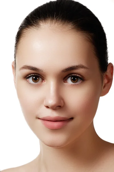 Maquillaje y cosméticos. Retrato de primer plano de hermosa cara modelo mujer con la piel limpia sobre fondo blanco. Belleza natural del cuidado de la piel, piel suave y limpia. Tratamiento de spa — Foto de Stock