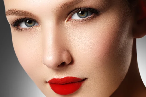 Benessere, cosmetici e stile retrò chic. Primo piano ritratto di sensualità bella donna modello viso con trucco di moda e sexy sera labbra rosse trucco. Look di alta moda — Foto Stock