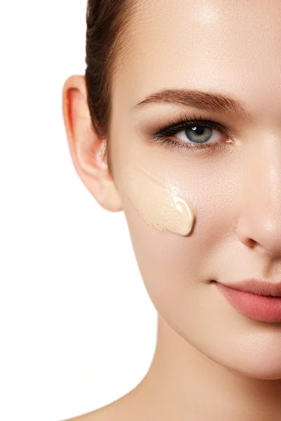 Make-up & kosmetika. närbild porträtt av vacker kvinna modell ansikte med skin foundation på vit bakgrund — Stockfoto