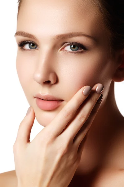 Hermosa mujer modelo joven con labios rojos y manicura natural. Hermosa joven con un maquillaje brillante y uñas naturales — Foto de Stock