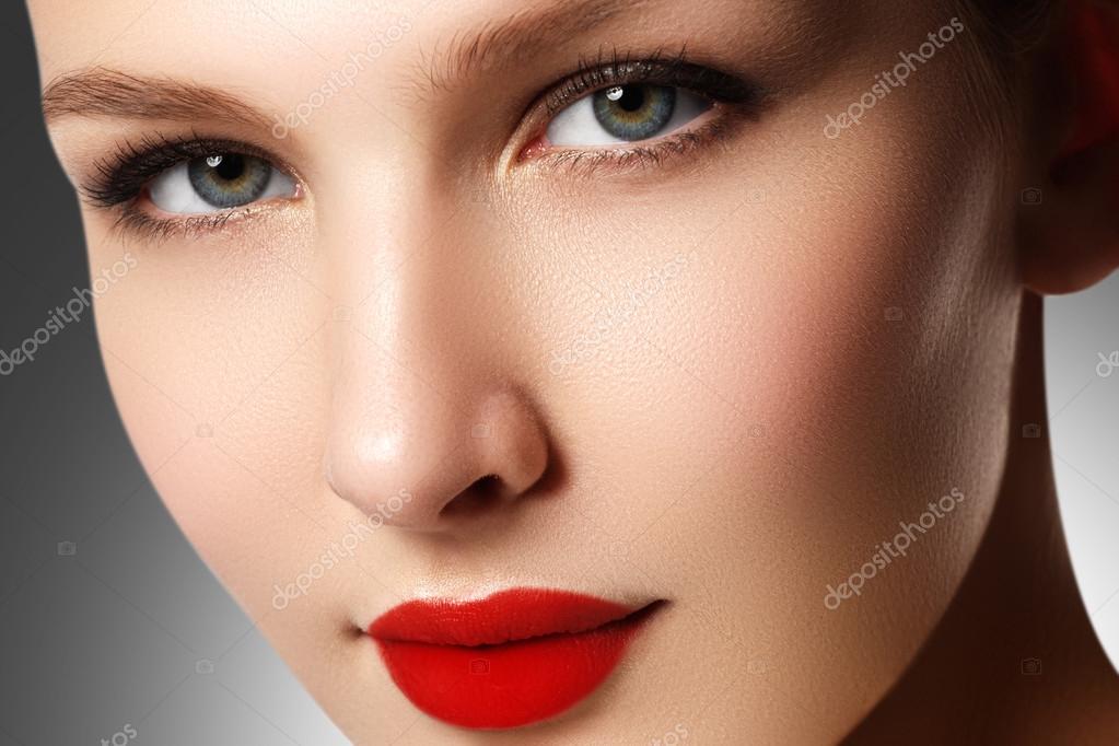 Wellness Kosmetik Und Schicker Retro Stil Nahaufnahme Portrat Der Sinnlichkeit Schone Frau Modell Gesicht Mit Mode Make Up Und Sexy Abend Rote Lippen Make Up High Fashion Look Stockfotografie Lizenzfreie Fotos C Looking 2 The Sky