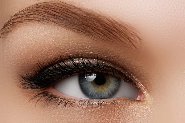 Kosmetik & Make-up. schöne weibliche Auge mit sexy schwarzen Liner Make-up. Mode große Pfeilform auf dem Augenlid der Frau. schickes Abend-Make-up — Stockfoto