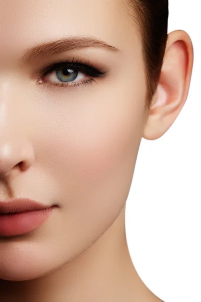 Maquillaje y cosméticos. Retrato de primer plano de hermosa cara modelo mujer con la piel limpia sobre fondo blanco. Belleza natural del cuidado de la piel, piel suave y limpia. Tratamiento de spa — Foto de Stock