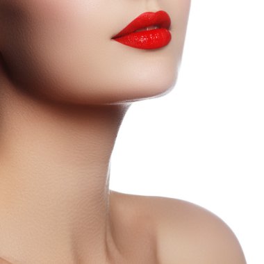 Beyaz bitti izole mükemmel makyaj güzellik modeli kız. Beyaz arka plan üzerinde çekici genç kadın portresi. Güzel kadın yüzü ile temizleyin taze cilt