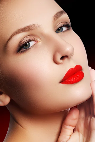 性感的嘴唇。美红红的嘴唇化妆细节。美丽妆容特写。美丽的时尚女孩脸模型。完美的肌肤。弥补. — 图库照片