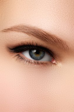 Kozmetik ve makyaj. Seksi siyah liner makyaj güzel kadın gözle. Moda büyük ok şekli kadının göz kapağı üzerinde. Şık akşam makyaj