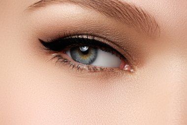 Kozmetik ve makyaj. Seksi siyah liner makyaj güzel kadın gözle. Moda büyük ok şekli kadının göz kapağı üzerinde. Şık akşam makyaj