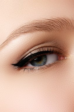 Kozmetik ve makyaj. Seksi siyah liner makyaj güzel kadın gözle. Moda büyük ok şekli kadının göz kapağı üzerinde. Şık akşam makyaj