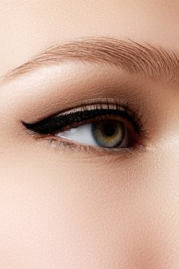 Kozmetik ve makyaj. Seksi siyah liner makyaj güzel kadın gözle. Moda büyük ok şekli kadının göz kapağı üzerinde. Şık akşam makyaj