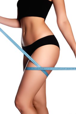 Güzel kalçaları mükemmel şekli ölçme kadın. Sağlıklı yaşam konsepti. Kadın vücut parçası ölçülür. Spa güzellik vücut sağlıklı yaşam, diyet ve fitness bölümü. Mükemmel bel, kalça ve bacaklar