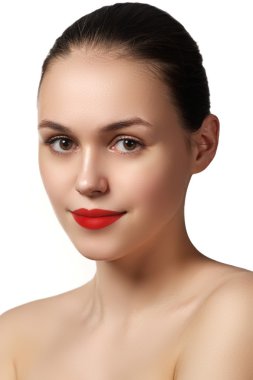 Beyaz bitti izole mükemmel makyaj güzellik modeli kız. Beyaz arka plan üzerinde çekici genç kadın portresi. Güzel kadın yüzü ile taze cilt temizleyin. Kırmızı dudaklar