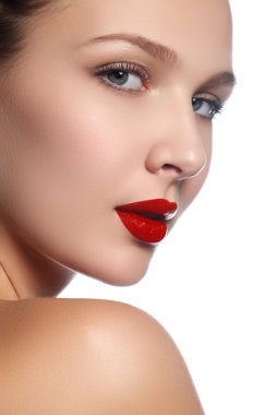 Beyaz bitti izole mükemmel makyaj güzellik modeli kız. Beyaz arka plan üzerinde çekici genç kadın portresi. Güzel kadın yüzü ile taze cilt temizleyin. Kırmızı dudaklar