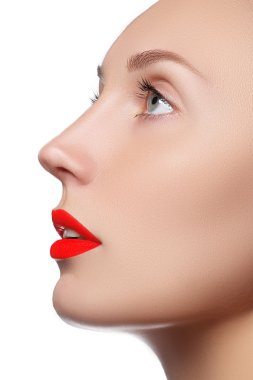 Beyaz bitti izole mükemmel makyaj güzellik modeli kız. Beyaz arka plan üzerinde çekici genç kadın portresi. Güzel kadın yüzü ile taze cilt temizleyin. Kırmızı dudaklar