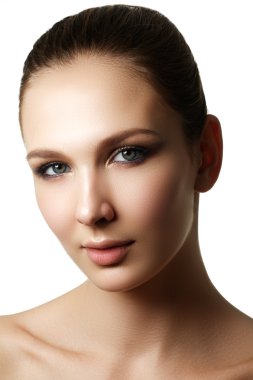 Parlak göz seksi liner makyaj makyaj güzel kadınla. Moda büyük ok şekli kadının göz kapağı üzerinde. Şık akşam makyaj, sağlıklı yüz