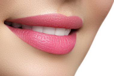 Makro mutlu kadının gülümseme ile sağlıklı beyaz dişler, parlak pembe .lips makyaj. Stomatology ve güzellik bakımı. Büyük ile gülümseyen kadın. Taze açık cilt ile neşeli kadın gülümseme