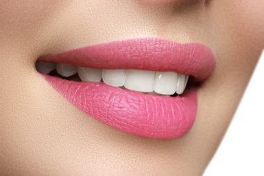 Makro mutlu kadının gülümseme ile sağlıklı beyaz dişler, parlak pembe .lips makyaj. Stomatology ve güzellik bakımı. Büyük ile gülümseyen kadın. Taze açık cilt ile neşeli kadın gülümseme