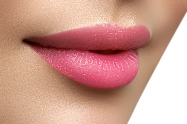 Perfektes Lächeln. schöne volle rosa Lippen. rosa Lippenstift. Lippen glänzend. Make-up & Kosmetik — Stockfoto