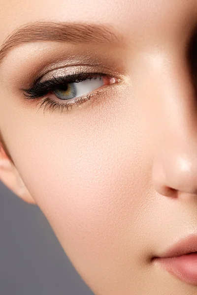 Glamouröses glamouröses Nahaufnahme weibliches Porträt. Mode Abend Eleganz Eyeliner Make-up auf Modell Augen. Kosmetik und Make-up. Nahaufnahme Porträt eines jungen schönen Mädchens mit Katzenaugen-Make-up. Mode Abend Eleganz Auge — Stockfoto