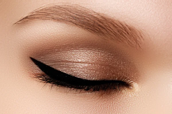 Kosmetik & Make-up. schöne weibliche Auge mit sexy schwarzen Liner Make-up. Mode große Pfeilform auf dem Augenlid der Frau. schickes Abend-Make-up — Stockfoto